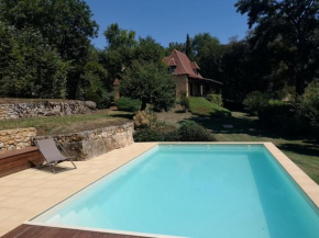 Dans la bastide de Domme - piscine chauffée, parking privé